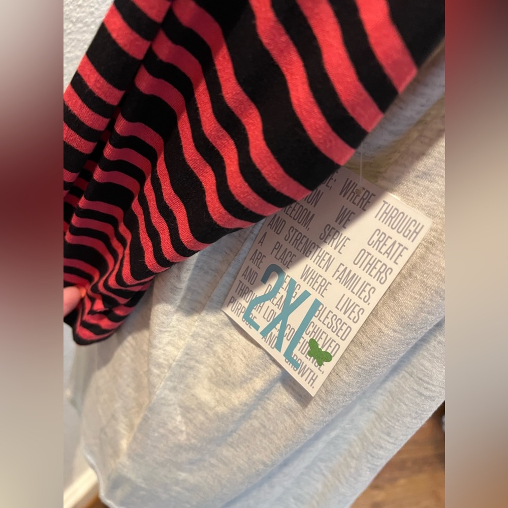 Lularoe Randy T-shirt - Picture 5 of 5